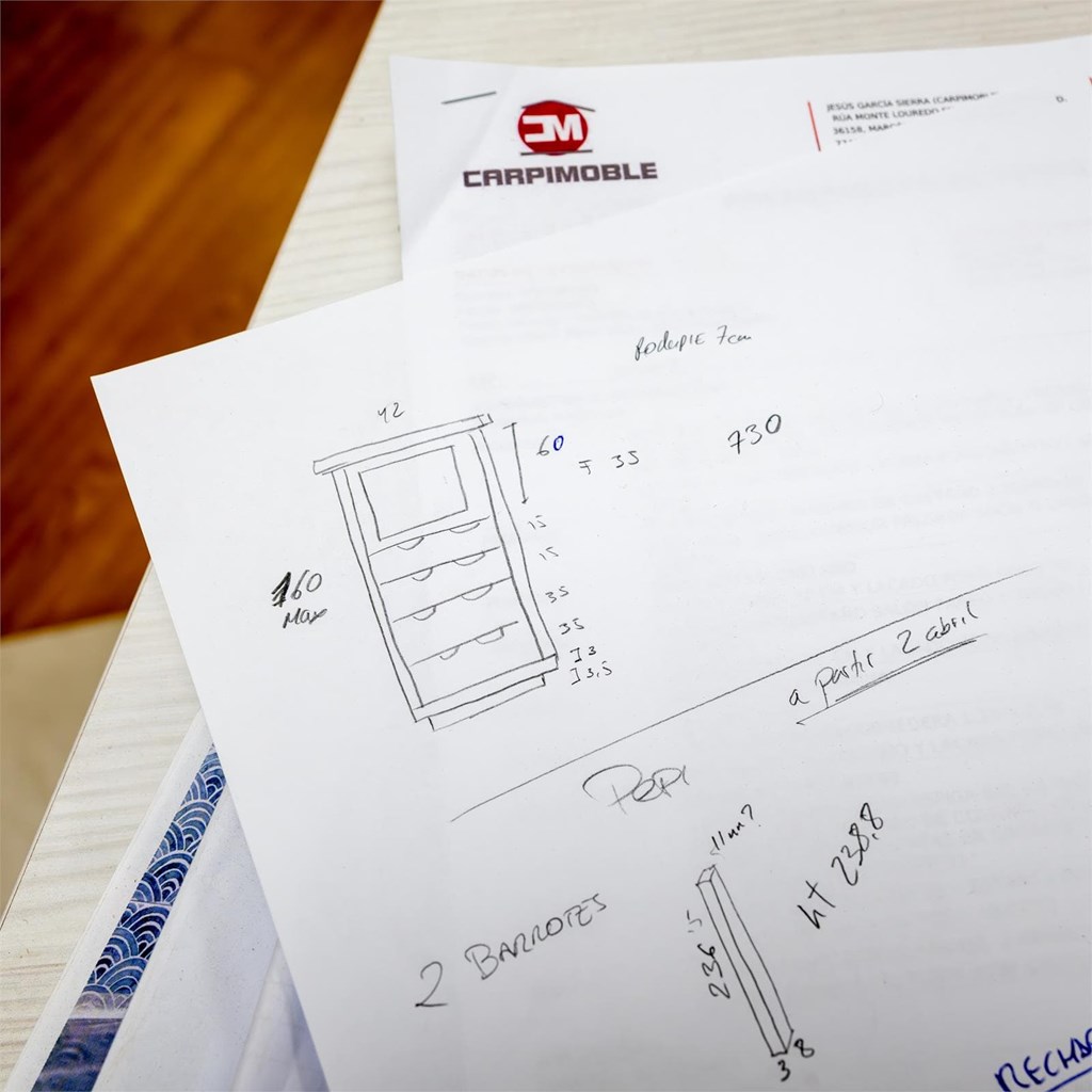 6 ideas de muebles de salón a medida para espacios pequeños y difíciles