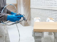 Cómo el barnizado profesional recupera el brillo de tus muebles antiguos