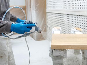 Cómo el barnizado profesional recupera el brillo de tus muebles antiguos