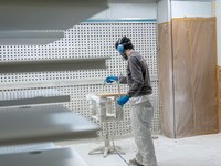 ¿Se puede lacar sobre madera ya barnizada?