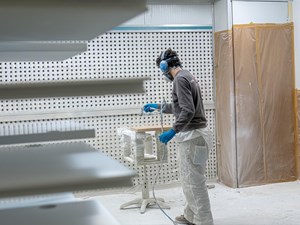 ¿Se puede lacar sobre madera ya barnizada?